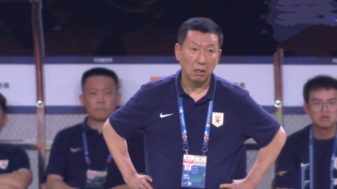 在这场关于“能不能看对方手机”的实验中，在征得30对情侣同意后，情侣们分别在对方聊天记录中搜索“晚安”、“对不起”、“爱你”等词语并查看聊天内容，现场气氛一度紧张
